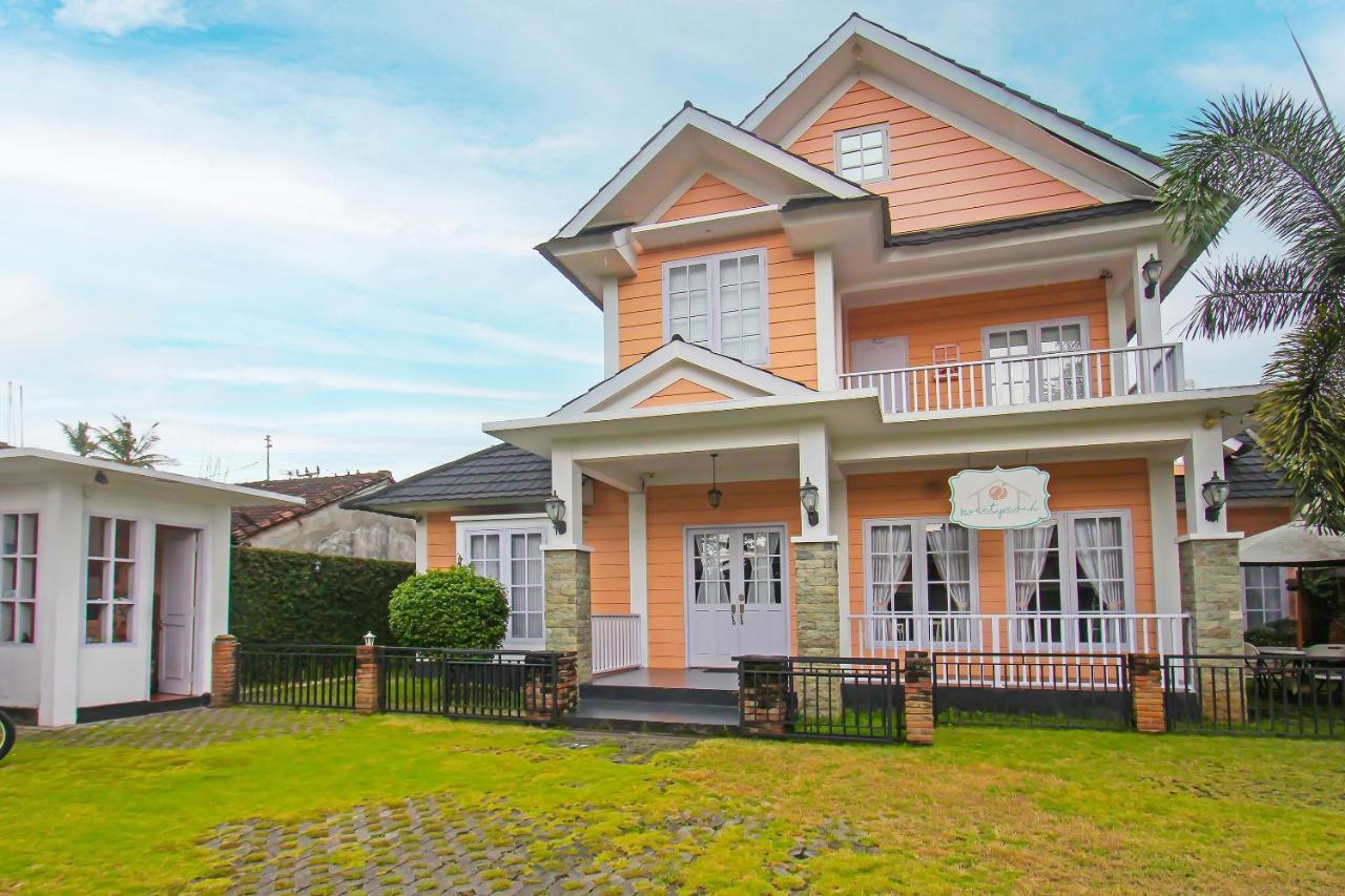Отель Capital O 92559 Sweet Peach House Montongbuwoh Экстерьер фото