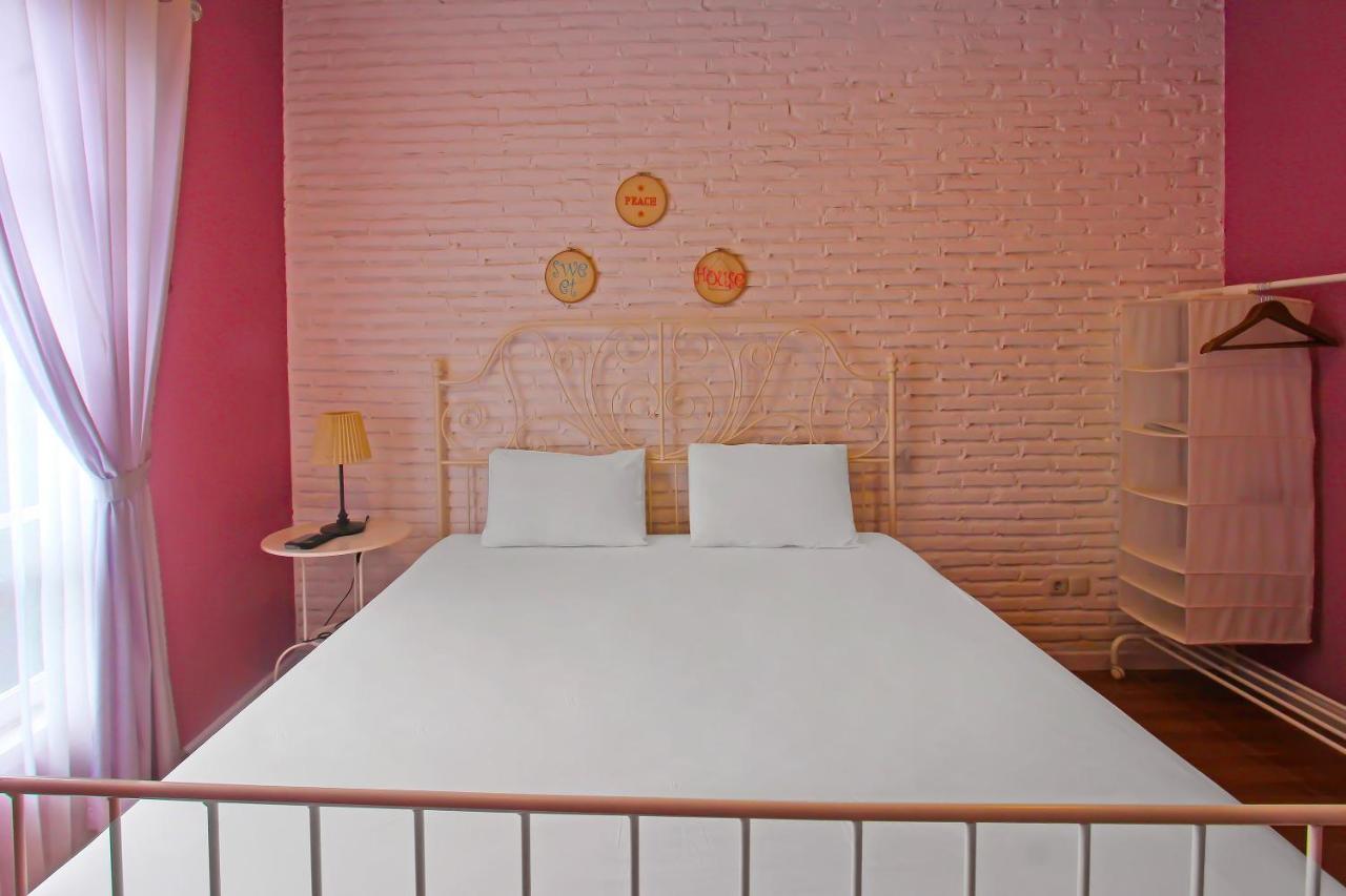 Отель Capital O 92559 Sweet Peach House Montongbuwoh Экстерьер фото