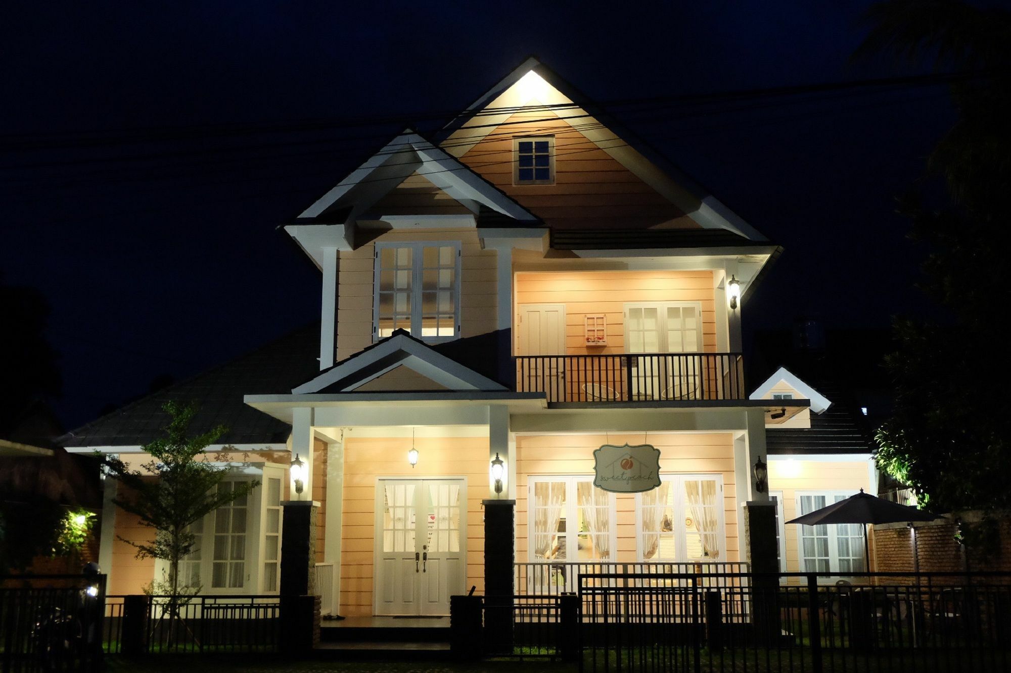 Отель Capital O 92559 Sweet Peach House Montongbuwoh Экстерьер фото